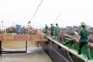 Border guards seize illicitly exploited sand (Photo: SGGP)