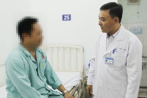 A doctor talks with  the man patient (sit) before being discharged (Photo: SGGP)