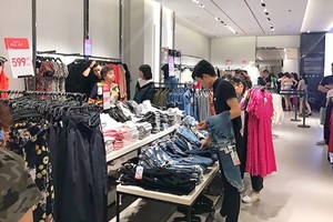 Young people are selecting a clothes of their choice in Zara store in HCMC (PHoto: SGGP)