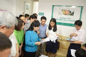 The Health Minister and inspectors pay visit to a private clinic in Hanoi to check quality (Photo: SGGP)