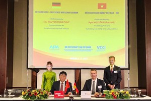 Vietjet Vice President Dinh Viet Phuong (2nd, left) and GOAL Managing Director Jochen Baltes (2nd, right) signed the contract under the witness of Vietjet President & CEO Nguyen Thi Phuong Thao (1st, left) and KGAL CEO Gert Waltenbauer (1st, right).