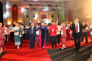 Lao National Assembly Chairwoman Pany Yathotou (front, second, left) and her Vietnamese countepart Nguyen Thi Kim Ngan join a traditional dance at the opening ceremony of the festival on July 5 (Photo: VNA)