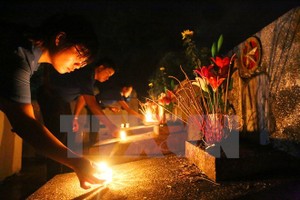 Candle lighting and incense offering to war martyrs. President Tran Dai Quang has signed decision to present gifts to Vietnamese heroic mothers, war martyrs’ relatives and invalids. (Photo: VNA)