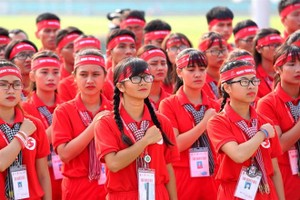 Volunteers of Hanh trinh do(Red Journey) blood-donation campaign 2017 (Photo: VNA)