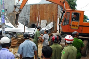 Government removes an illegal constructed house (Photo: SGGP)