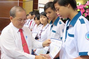 A representaive from the Association gives scholarships to needy students (Photo: SGGP)