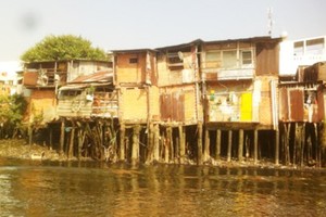 The city still has many shanty houses along canals (Photo: SGGP)