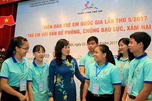 Deputy Minister of Labour, Invalids and Social Affairs Dao Hong Lan and children at the fifth National Children’s Forum (Photo: baodansinh.vn)