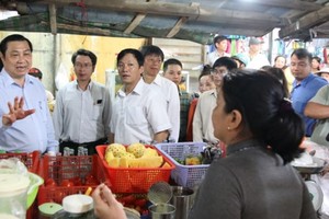 Chairman of Da Nang City People's Committee Huynh Duc Tho check food safety in a market (photo: SGGP)to