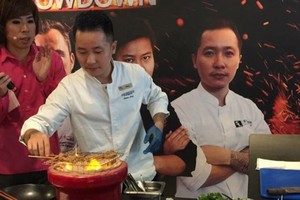 The famous chef performs at an event(Photo: SGGP)