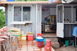 Peple convert container into kitchen (Photo: SGGP)