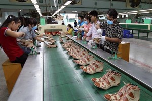 Workers at My Phong Shoe Company in the southern province of Tra Vinh produce shoes for exports. (Photo: VNA)