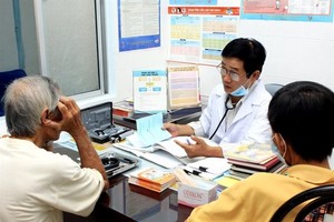 Health workers are counseling patients at a HIV/AIDS prevention and control centre in the southern province of Khánh Hòa. (Source:VNA)