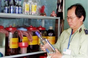 An Inspector pays visit to a household making wine (Photo: SGGP)