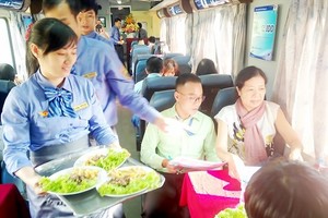 Railway staffs serve meals ( Photo: SGGP)