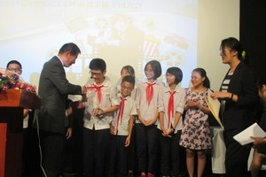Japan-Vietnam Special Ambassador Sugi Ryotaro presents awards for students (Source: emb-japan)