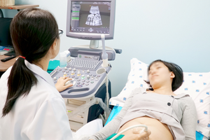 A pregnant undergo prenatal check at Tu Du Maternity (Photo: SGGP)