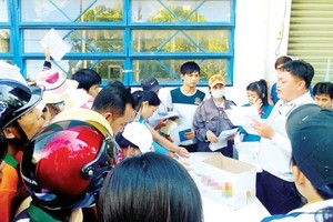 Workers of Sae Hwa Vina Company in Cu Chi require managers to pay salary and insurance (Photo: SGGP)