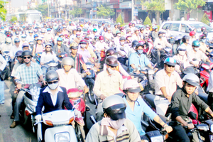 HCMC will apply staggered hours to reduce traffic problem (Photo: SGGP)