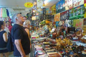 Foreign tourists buy goods in Ben Thanh Market (PHoto: U. Phuong)