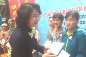 Vice President Nguyen Thi Ngoc Thinh presents gifts to social welfare beneficiaries and poor people (Photo: SGGP)