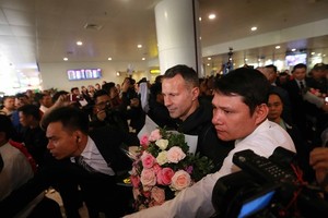 Ryan Giggs, Paul Scholes arrive in Vietnam