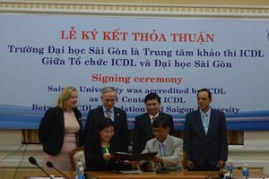 Scene at the signing ceremony between Sai Gon University and the International Computer Driving Licence (ICDL) Foundation (Photo: sgu.edu.vn )