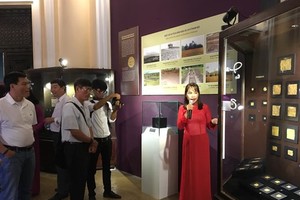 Visitors listen to discussions about Oc Eo jewelry at the exhibition “Bau vat Vuong quoc co - Nghe thuat kim hoan va trang suc Oc Eo” (Treasures of Ancient Kingdom – Oc Eo Jewelry and Ornament) at the HCM City Museum of History (Photo: VNA)