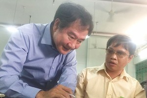 A representative from the Department of Health listens to Nguyen Van Thanh's opinion (SGGP)