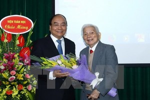 Prime Minister Nguyen Xuan Phuc (L) and Professor Hoang Tuy (Photo VNA)