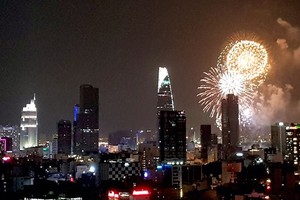 HCMC welcomes New Year 2018 with light festival, fireworks shows