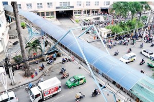 HCMC authorities encourage walkers to use footbridges