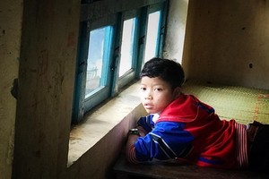 One of the young patients receiving help from donors.(Photo: courtesy of Da Nang Sunflower Foundation)