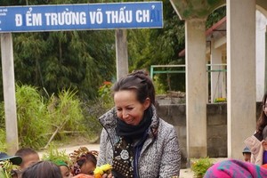 Isabelle Muller, the founder of Lo-ANH Foundation, is welcomed by the students of the elementary school in Vo Thau Chai, Hoang Su Phi district in Ha Giang Province. The school has been extended within the project No.8 of the foundation. (Photo courtesy of
