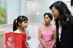 HCMC deputy chairwoman gifts 400 poor kid patients