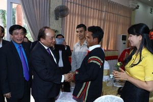 PM Nguyen Xuan Phuc visits and presents Tet gifts to needy workers in Dak Lak. (Source: VNA)