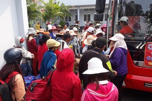 HCMC organizes charity buses to transport poor patients home