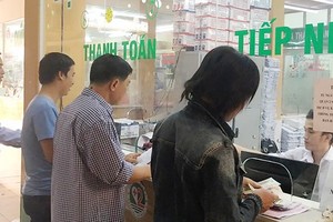 Patients register to see doctors in hospital in District 2 (photo: SGGP)