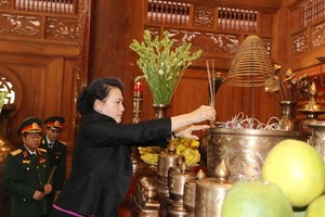 Chairwoman of the National Assembly Nguyen Thi Kim Ngan offered incense to late President Ho Chi Minh at the Da Chong (K9) historical relic site on March 3 (Photo: VNA)
