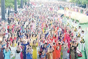 Ao Dai parade on Nguyen Hue pedestrian street on March 4. (Photo : SGGP)