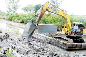 Soc Trang dredges canals as a measures to prepare for salinity intrusion (Photo: SGGP)