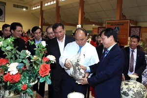 Prime Minister Nguyen Xuan Phuc (in white shirt) visits Chu Dau ceramic village in the northern province of Hai Duong. (Source: VNA)