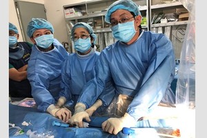 Cho Ray surgeons place wireless electronic heartbeat equipment