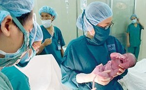 Doctors perform C-section to save pregnant with liver tumor