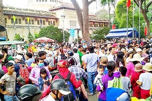 Crowd of city dwellers in the zoo (Photo: SGGP)
