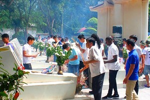 People burn incense at Dong Loc junction historic site (Photo SGGP)