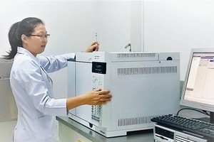 The female scientist who created radioactive substance for cancer treatment in Cho Ray Hospital. Photo by V.GIA