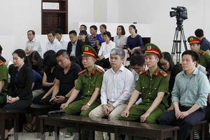 Former Chairman of the Board of Directors of OceanBank Ha Van Tham (first, right) and former  General Director of OceanBank Nguyen Xuan Son (third, right) at the appeal trial (Photo: VNA)