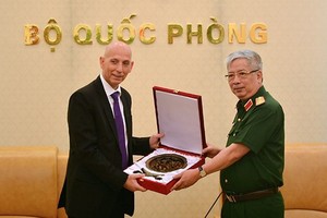 Deputy Defence Minister Nguyen Chi Vinh (R) presents a gift to Director of Israel’s Defence Export and Cooperation Agency Mishel Ben Baruch (Source: qdnd.vn)