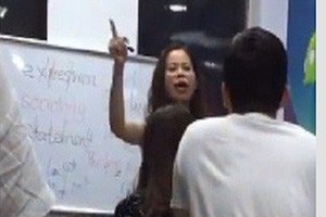 Language teacher Nguyen Thi Kim Tuyen is shouting at her learners. Photo taken from video clip